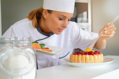 Pasta şefi frambuazlı pasta süsleme 