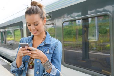 Akıllı telefon kullanan genç moda kadın 