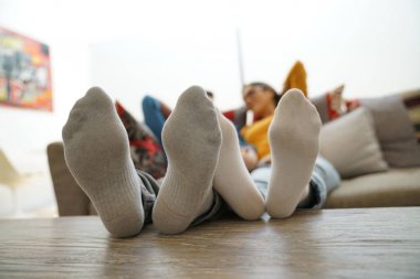 çiftin ayakları masaya koydu