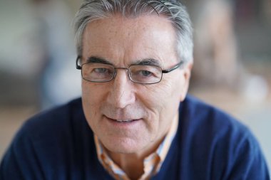 adamla koltukta, dinlendirici gözlük