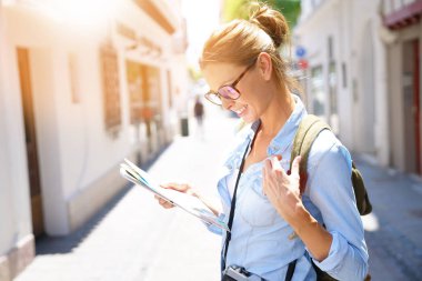  harita okuma ve tablet kullanarak kız 