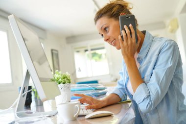 trabalhador de escritório falando no telefone