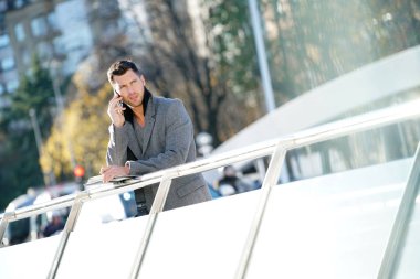 Evet işadamı görünümünü