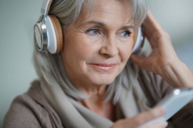 kadın evde müzik 