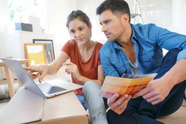 Couplelooking boya renkler için