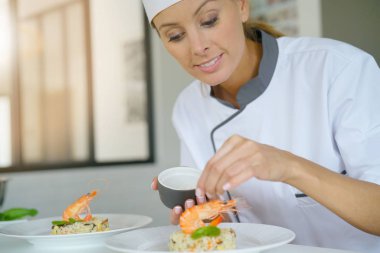 Şef hazırlanıyor çanak 