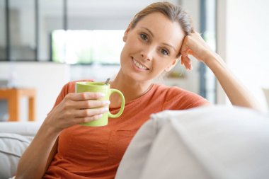 kanepe rahatlatıcı ve çay içme kadın