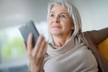  Akıllı telefon kullanan kadın