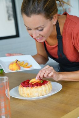 modern mutfak pişirme içinde kadın