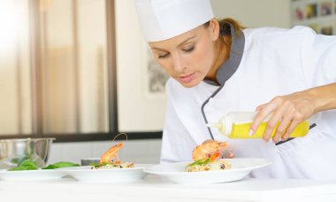 Şef hazırlanıyor çanak 