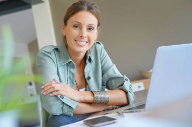 evden dizüstü bilgisayarda çalışan kız 