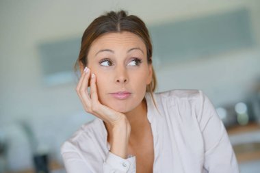 l kadın evde rahatlatıcı