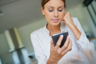 neşeli kadın gönderme mesaj 