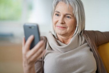  Akıllı telefon kullanan kadın