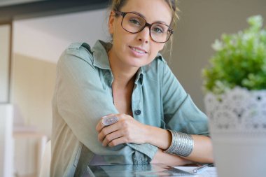  ev tablet üzerinde çalışan kız