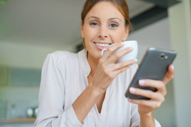  Akıllı telefon kullanan kadın