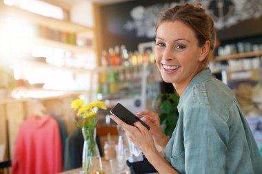 akıllı telefon kullanan trendy kız 