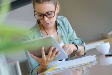  kız evde dijital tablet üzerinde çalışan