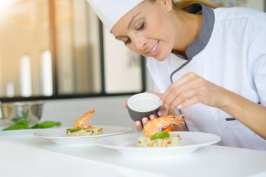 Şef hazırlanıyor çanak 