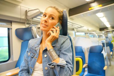 Akıllı telefon kullanan kadın