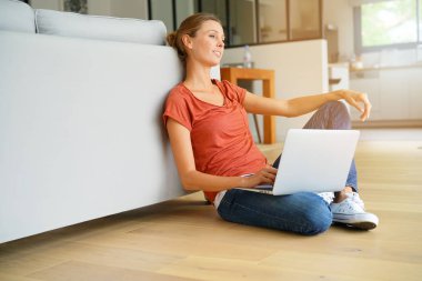 Kadın açılan dizüstü bilgisayar ile