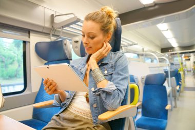 Tren kadında tablete bağlı