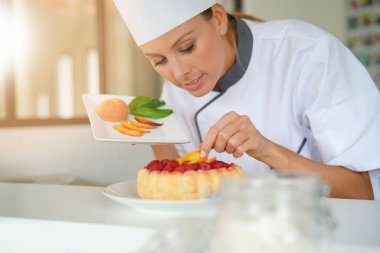 Pasta şefi frambuazlı pasta süsleme 