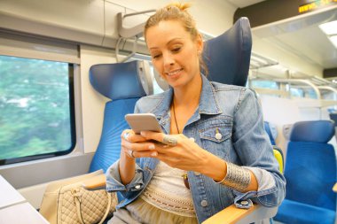 Akıllı telefon kullanan kadın