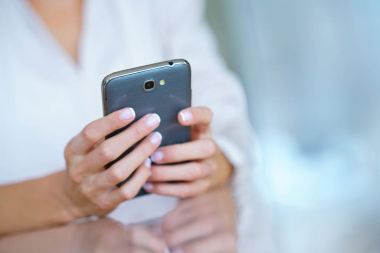 Smartphone kullanarak eller