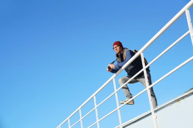 Adam yaya köprüsü üzerinden fotoğraf çekimi