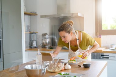 kadın mutfakta yemek hazırlama