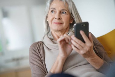  Akıllı telefon kullanan kadın