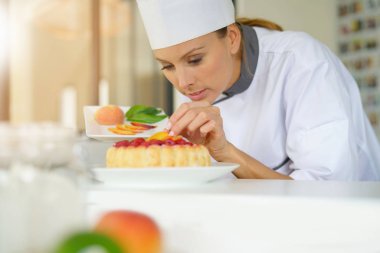 Pasta şefi frambuazlı pasta süsleme 