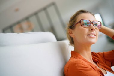 son moda gözlük oturan kızla