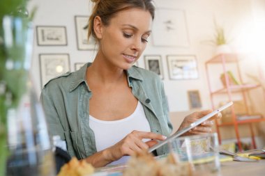 Dijital tablet ile bağlı kız