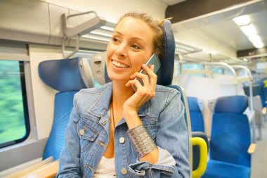 Akıllı telefon kullanan kadın