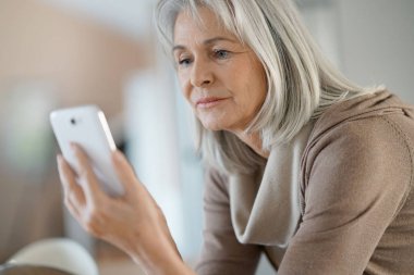  Akıllı telefon kullanan kadın