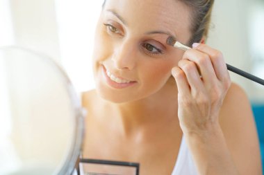 göz farı uygulayarak kadın