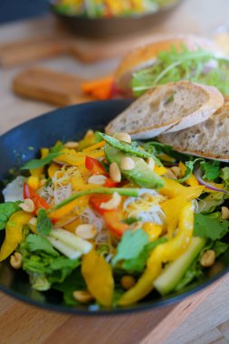  Restoran masayı sebzeli salata