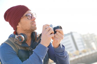  Deniz kenarında fotoğraf çekmek adam