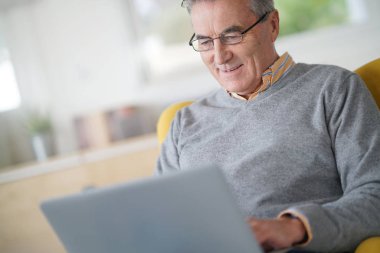 dizüstü bilgisayarda adam gözlük ile bağlı