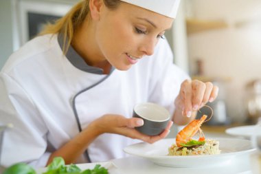 Şef hazırlanıyor çanak 