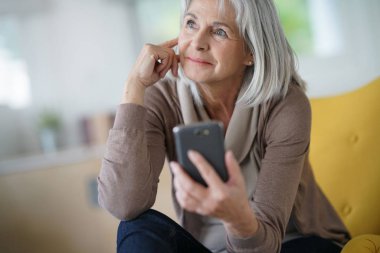  Akıllı telefon kullanan kadın