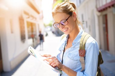  harita okuma ve tablet kullanarak kız 