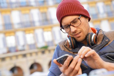 Smartphone kullanarak hipster adam