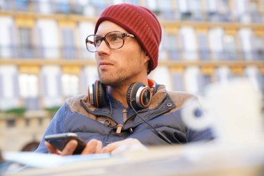 Smartphone kullanarak hipster adam