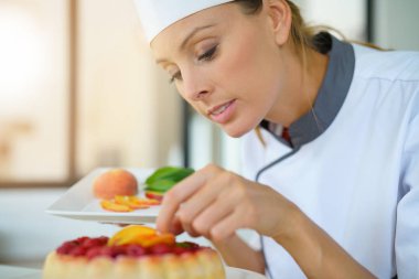 Pasta şefi frambuazlı pasta süsleme 