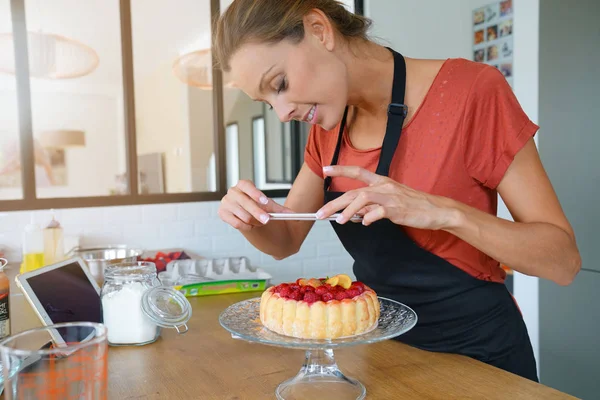 Blogger taking picture of cake — Stock Photo, Image