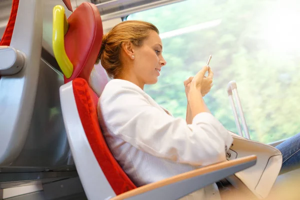 Jonge vrouw verbonden met smartphone — Stockfoto