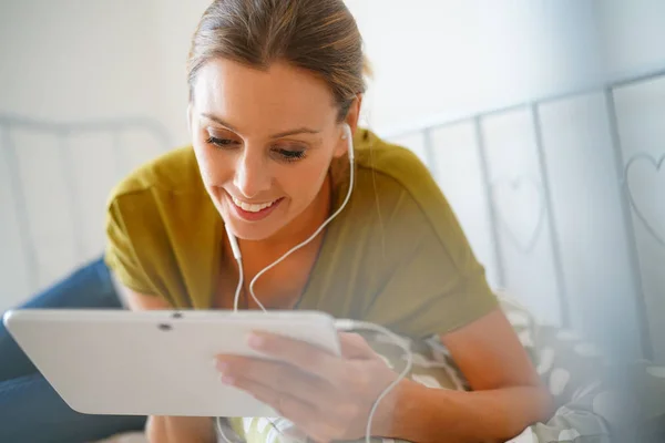 Woman connected with tablet — Stock Photo, Image